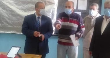 وكيل تعليم قنا يوجه بالتعقيم الدائم لمقار اللجان ويشيد بالتزام الطلاب