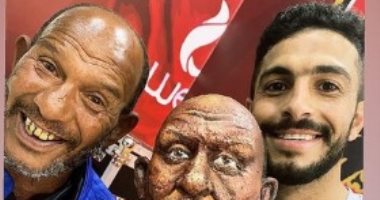 أيمن أشرف مع عم حارث قبل مواجهة الأهلى وطلائع الجيش غداً.. صور