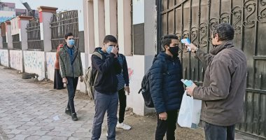 تطبيق إجراءات الوقاية على طلاب أولى ثانوى في أول يوم امتحان الترم الأول..صور