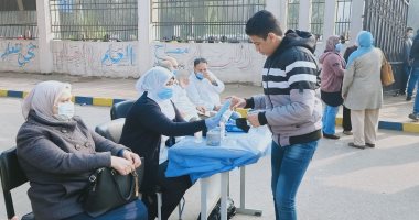 توزيع كمامات على طلاب أولى ثانوى قبل دخول اللجان لأداء امتحان التيرم.. صور