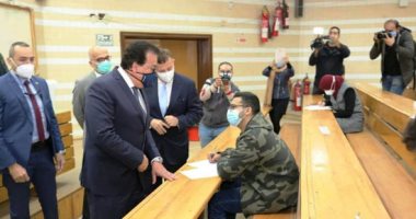 صور.. وزير التعليم العالى يطمئن على سلامة الطلاب ويوجه بضرورة الالتزام بالاجراءات الاحترازية
