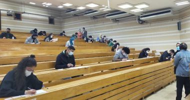بدء امتحانات الفصل الأول بجامعة عين شمس ومنع الدخول بدون كمامة.. صور