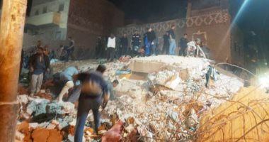 انتشال 9 ناجين من أسفل عقار أسيوط المنهار