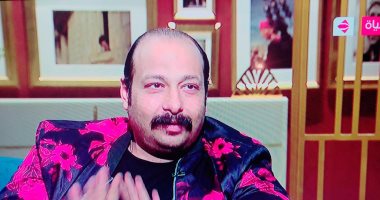 محمد ثروت: كنت شقى وأنا صغير وبحب لعب الأطفال.. وزوجته: بشترى له لعبة هو وابننا