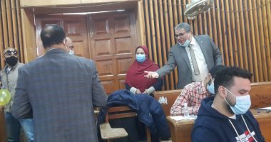 رئيس جامعة دمنهور يتفقد سير الامتحانات ويوزع الورود والشكولاتة على الطلاب.. لايف