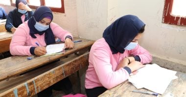 طلاب أولى ثانوى فنى أثناء أداء امتحانات التيرم الأول ورقيا بإجراءات احترازية.. صور