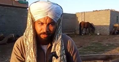بهاء العمدة صاحب رحلة من الجيزة لأسوان بالحمار يصل أسيوط