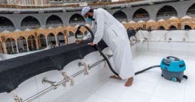 رئاسة الحرمين تدفع بآليات جديدة تقلص مدة تنظيف سطح الكعبة لـ20 دقيقة.. صور