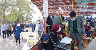 الجامعات تواصل استقبال الطلاب بثانى أيام امتحانات الفصل الدراسى الأول.. بوابات تعقيم وكواشف حرارية لاستقبال الطلاب.. توزيع الكمامات بالمجان والتباعد الاجتماعى للحد من انتشار كورونا.. ورؤساء الجامعات "كعب داير"