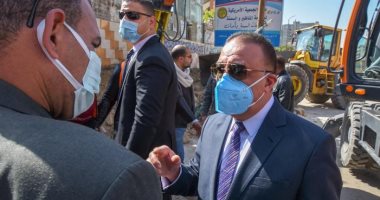 محافظ الإسكندرية يباشر بدء عملية نقل بائعى سوق الهانوفيل بالعجمى.. صور
