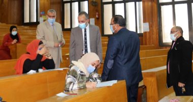 نائب رئيس جامعة المنصورة يتفقد امتحانات كليتى الصيدلة والتربية.. صور