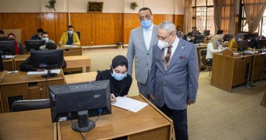 رئيس جامعة طنطا يتفقد لجان الامتحانات بكليات الجامعة.. صور