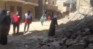 محافظ أسيوط يوجه بصرف مساعدات مادية وعينية لمتضررى المنزل المنهار بأولاد بدر