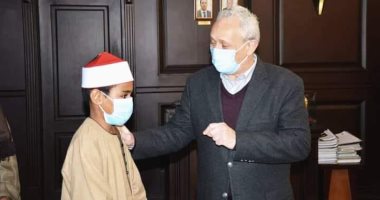 محافظ الأقصر يكرم الطفل عبدالله حافظ القرآن بعد لقائه بـ"اليوم السابع"