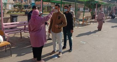 استقبال طلاب جامعة بنها لأداء الامتحانات بالتعقيم والكواشف الحرارية.. صور