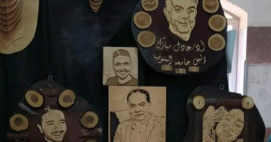 "محمد" الطالب بجامعة المنوفية يعبر عن موهبته الفنية بالنحت والرسم على الخشب 
