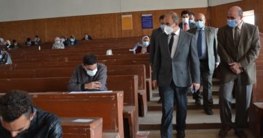 رئيس جامعة الزقازيق يتفقد قاعات امتحانات كلية التكنولوجيا والتنمية