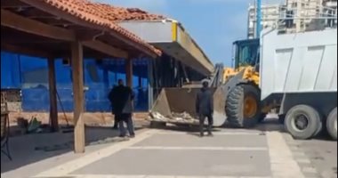 شواطئ الإسكندرية تستعيد رونقها.. إزالة أكبر كافيه يحجب رؤية البحر .. فيديو لايف