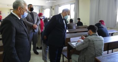 رئيس جامعة المنيا يتفقد أعمال امتحانات الفصل الدراسى الأول.. فيديو وصور