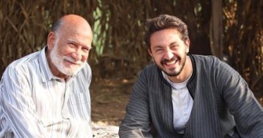 أحمد خليل ويوسف عثمان فى صورة من كواليس مسلسل "ورا كل باب" قبل عرضه