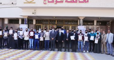 محافظ سوهاج يسلم 40 وثيقة تأمين على الحياة للعمالة غير المنتظمة .. صور