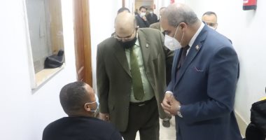 رئيس جامعة الأزهر يحذر الطلاب من الانسياق وراء الشائعات خلال متابعته للامتحانات