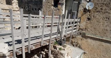 إزالة التعديات الخشبية من خندق طابية "كوسا باشا" بالإسكندرية .. صور