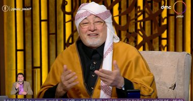 خالد الجندى يظهر بالعباءة والشال: "بتمحك فى الفلاحين والصعايدة وبقلد لبسهم"