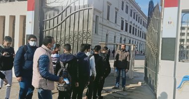 تطبيق الإجراءات الاحترازية لحظة دخول طلاب الثانوى العام لأداء امتحان اللغة الأولى 