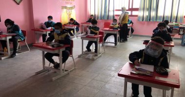 طلاب الصف الخامس الابتدائى يؤدون الامتحانات وسط إجراءات الوقاية بالسويس..صور