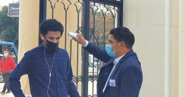 كشف حرارى ومنع الدخول بدون الكمامة بامتحانات جامعة عين شمس.. صور