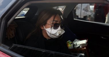 نهال عنبر ومنير مكرم يصلان مستشفى العجوزة لإنهاء إجراءات دفن يوسف شعبان
