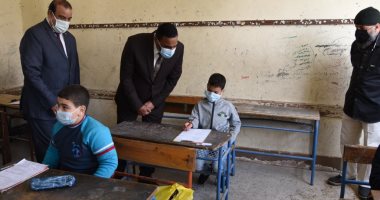 محافظ مطروح يتفقد امتحانات أولى ثانوى وخامسة ابتدائى ويطمئن من تنفيذ إجراءات الوقاية