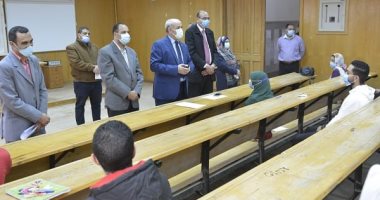 طلاب جامعة الفيوم يؤدون الامتحانات ملتزمين بإجراءات وقائية مشددة.. صور
