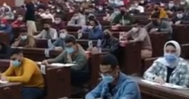 يارب النجاح.. طلاب آداب القاهرة يؤدون الامتحان وسط إجراءات وقائية "بث مباشر"