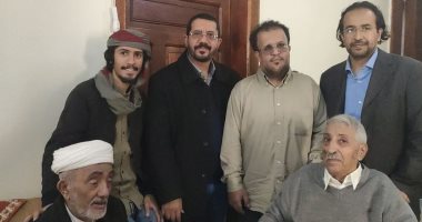 شاهد صورة حديثة لـ الشاعر اليمنى عبد العزيز المقالح بعد شائعة وفاته