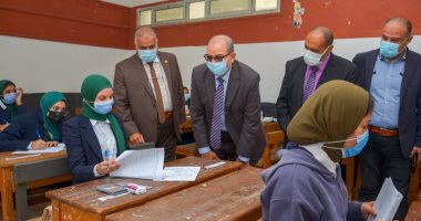 وكيل تعليم بورسعيد يتابع امتحانات النقل بمدرسة زينب الكفراوى التجارية للبنات