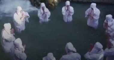 كهنة فى اليابان يتجمعون لإحياء طقس غريب تحت مياه شلال.. تعرف عليه