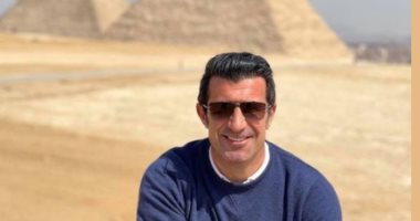فيجو أمام الأهرامات × صورة.. ويعلق: إحدى عجائب الدنيا السبع فى العالم القديم