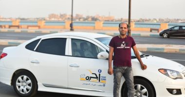سواق الخير .. "خالد" خصص التاكسى لنقل مرضى الغسيل الكلوى بالسويس