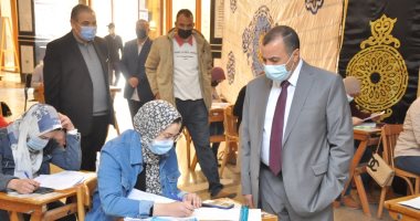 رئيس جامعة كفر الشيخ يشيد بالالتزام بالإجراءات الاحترازية فى الامتحانات.. صور