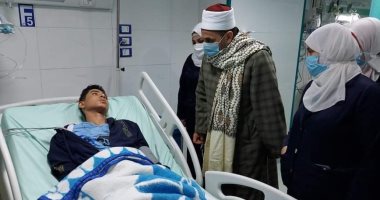 رئيس منطقة الأزهر بالدقهلية يزور الطلاب المصابين بحادث الميكروباص