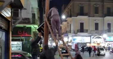 إزالة إعلانات مخالفة وإشغالات فى حملة بشوارع مدينة المنيا