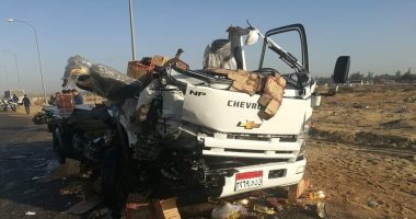 إصابة سائق فى تصادم سيارتي نقل بالعاشر من رمضان.. صور