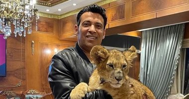 على خطى محمد رمضان.. سعد الصغير يحمل أسد على ذراعه × صورة جديدة