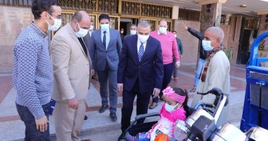 محافظ سوهاج يسلم تروسيكل لوالد فتاة من ذوى الهمم لإيجاد مصدر دخل.. صور