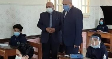 وكيل تعليم دمياط يتابع امتحانات النقل وتطبيق الإجراءات الوقائية بالمدارس