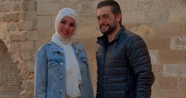 هانى سلامة من كواليس مسلسل "بين السما والأرض" معلقًا: "لبس شتوى فى عز الحر"