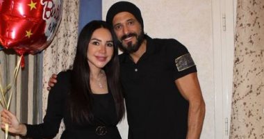 صور جديدة من احتفال يوسف الشريف وأبنائه بعيد ميلاد زوجته إنجى علاء