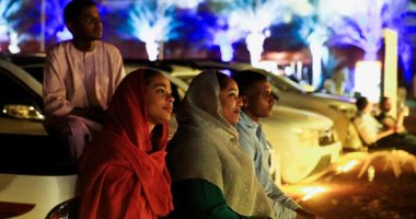 لأول مرة.. السودانيون يشاهدون الأفلام بالهواء الطلق من داخل سياراتهم.. ألبوم صور 